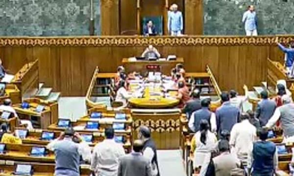 ഇന്നും പ്രതിഷേധിച്ച് കോണ്ഗ്രസ് ; ലോക്സഭ അനിശ്ചിതകാലത്തേക്ക് പിരിഞ്ഞു