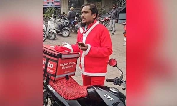 ''ദീപാവലിക്ക് നീ ശ്രീരാമന്റെ വേഷം ഇട്ടാരുന്നോ?'' ഫുഡ് ഡെലിവറി ബോയിയുടെ സാന്താക്ളോസ് വേഷം അഴിപ്പിച്ചു