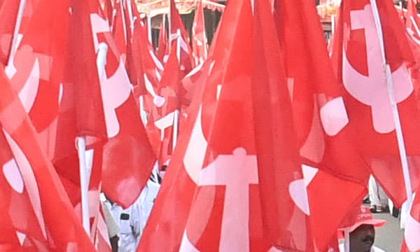 പെരിയ ഇരട്ട കൊലക്കേസില് പാര്ട്ടിക്കു പങ്കില്ലെന്നു നേതൃത്വം ; ശിക്ഷിക്കപ്പെട്ട പ്രതികളുടെ വീടുകള് സന്ദര്ശിച്ച് സി.പി.എം. നേതാക്കള്