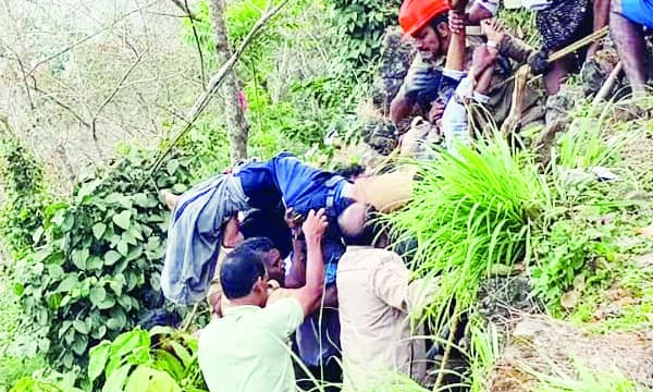 അതിരാവിലെ പുല്ലുപാറ നിവാസികള് കേട്ടത് വലിയ ശബ്ദവും നിലവിളിയും ; പിന്നാലെ വന്നു 45 അടി താഴ്ചയില് ബസ് മറിഞ്ഞെന്ന്