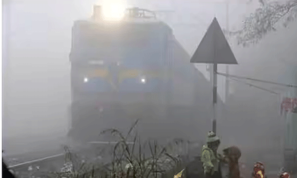 യാത്രക്കാരുടെ ശ്രദ്ധയ്ക്ക്; മൂടൽ മഞ്ഞ് കാരണം ദില്ലിയിൽ 40-ലധികം ട്രെയിനുകൾ വൈകി ഓടുന്നുവെന്ന് റെയിൽവേ