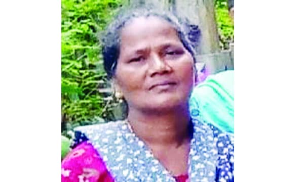 കുളിക്കാന് പോയ വീട്ടമ്മ കാട്ടാന ആക്രമണത്തില് കൊല്ലപ്പെട്ടു ; പ്രതിഷേധവുമായി നാട്ടുകാര്, കൈകാലുകള് ഒടിഞ്ഞ നിലയില് ജഡം