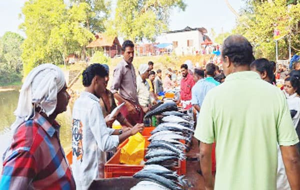 ചരിത്ര പ്രസിദ്ധമായ വെളിനല്ലൂര് വയല് വാണിഭം തുടങ്ങി
