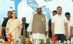 2025 കോണ്ഗ്രസിന്റെ പുനര്ജ്ജനി വര്ഷം ; കഷ്ടപ്പെടാന് തയ്യാറല്ലാത്തവര് ഒഴിവാകണമെന്ന് ഖാര്ഗേ