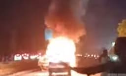 ആമ്പല്ലൂരില് ഓടിക്കൊണ്ടിരുന്ന കാര് ദേശീയപാതയില് കത്തിനശിച്ചു ; അഞ്ചംഗ കുടുംബം രക്ഷപ്പെട്ടത് അത്ഭുതകരമായി