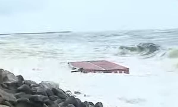 കൊല്ലം തീരത്ത് കണ്ടെയ്നറുകള് വന്നടിയുന്നു ; ആശങ്കവേണ്ടെന്ന് അധികൃതര്, കര്ശന സുരക്ഷാനിര്ദേശം