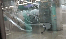 തോരാമഴയില് മുങ്ങി മുംബൈ; വര്ളി ഭൂഗര്ഭ മെട്രോ സ്റ്റേഷന് വെള്ളത്തില്