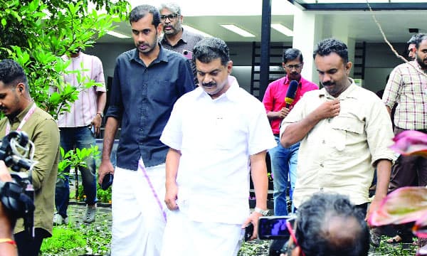 നിലപാട് ശക്തമാക്കി കോണ്ഗ്രസ്, വഴങ്ങേണ്ടതില്ലെന്ന് തീരുമാനം ; അന്വര് മത്സരിക്കുമോയെന്ന് ഇന്നറിയാം