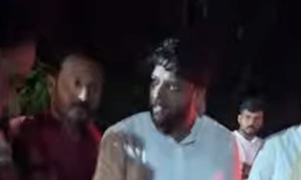 നിലമ്പൂരിലെ വാഹനപരിശോധന വിവാദമാകുന്നു ; ഉദ്യോഗസ്ഥര്ക്ക് നേരെ കയര്ത്ത് ഷാഫിയും രാഹുലും