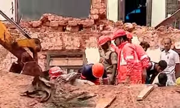 കൊടകരയില് പഴക്കം ചെന്ന കെട്ടിടം തകര്ന്നുവീണു ; പുറത്തെടുത്ത രണ്ട് അതിഥി തൊഴിലാളികളും മരിച്ചു