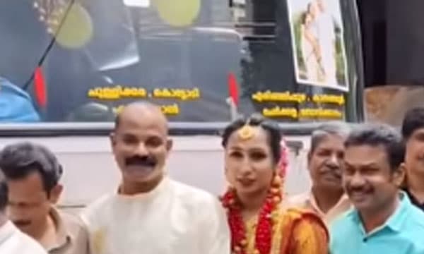 സ്ഥിരം ഡ്രൈവര് പതിവ് യാത്രക്കാരിയെ വിവാഹം കഴിച്ചു ; അതിഥികള് സ്ഥിരം യാത്രക്കാരായ 150 പേര് ; ഒരു കെ.എസ്.ആര്.ടി.സി കല്യാണം...!