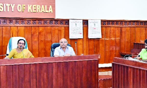 വി.സി. പിരിച്ചുവിട്ട മീറ്റിംഗില് പങ്കെടുത്തു ; കേരളാസര്വകലാശാലയില് ജോ. റജിസ്ട്രാര്ക്ക് എതിരേ നടപടിക്ക് സാധ്യത
