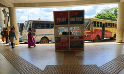 കോഴിക്കോട് കെ.എസ്.ആര്.ടി.സി. ബസ് തടഞ്ഞു ; പണിക്ക് പോകാനെത്തിയ അന്യസംസ്ഥാനക്കാരും കുടുങ്ങി