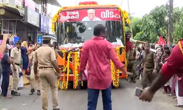 പിറന്ന മണ്ണിലേക്ക് അവസാനമായി വി.എസിന്റെ മടക്കം ; പുന്നപ്രയിലെ വേലിക്കകത്ത് വീട്ടിലേക്ക്