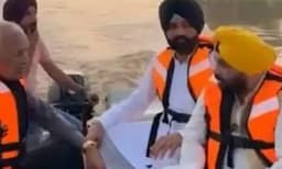 നിരീക്ഷിക്കുന്നത് പഞ്ചാബിലെ പ്രളയബാധിത പ്രദേശങ്ങള് ; ബോട്ടിലിരുന്ന് ചര്ച്ച നടത്തുന്നത് സ്വീഡനില് നടത്തിയ കപ്പല് യാത്ര