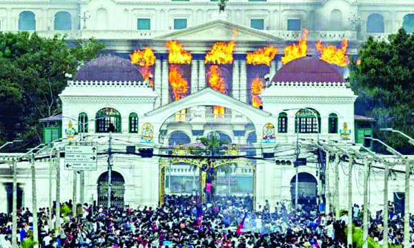 നേപ്പാളില് നിയന്ത്രണം ഏറ്റെടുത്ത് സൈന്യം ; സമാധാനം പാലിക്കാന് ആവശ്യപ്പെട്ട് പോലീസും
