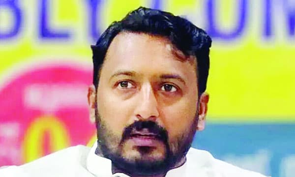 രാഹുല് മാങ്കൂട്ടത്തില് എംഎല്എ യെ തടഞ്ഞ് എസ്എഫ്ഐ.; വാഹനത്തിന് മുന്നില് കുത്തിയിരുന്ന് പ്രതിഷേധിച്ചു