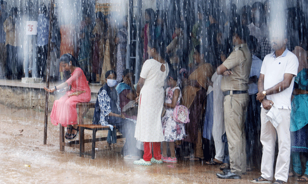 എട്ട് ജില്ലകളില് യെല്ലോ അലേര്ട്ട് ; സംസ്ഥാനത്ത് ശക്തമായ മഴ, തമ്പാനൂരില് വെള്ളക്കെട്ട്