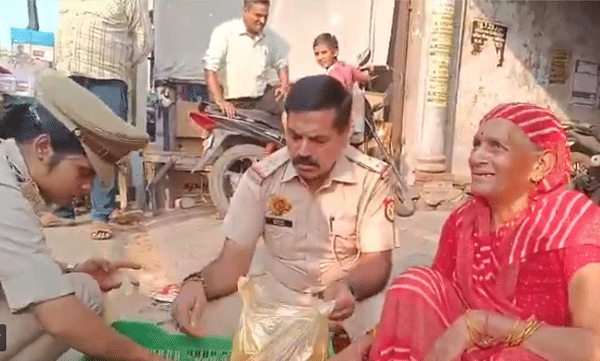 ദീപങ്ങളൊന്നും വിറ്റ് തീര്ന്നില്ല: പ്രായമായ ഒരു അമ്മയുടെ കയ്യില് നിന്നും മുഴുവന് ദീപങ്ങളും പണമടച്ച് വാങ്ങി പോലീസുകാര്, വീഡിയോ വൈറല്
