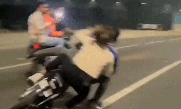 ബൈക്ക് സ്റ്റണ്ടിനിടെ നിയന്ത്രണം നഷ്ടമായി, പിന്നാലെ മറ്റൊരു ബൈക്കുമായി കൂട്ടിയിടി: ഹൈവേയില് ഞെട്ടിക്കുന്ന അപകടം, വീഡിയോ