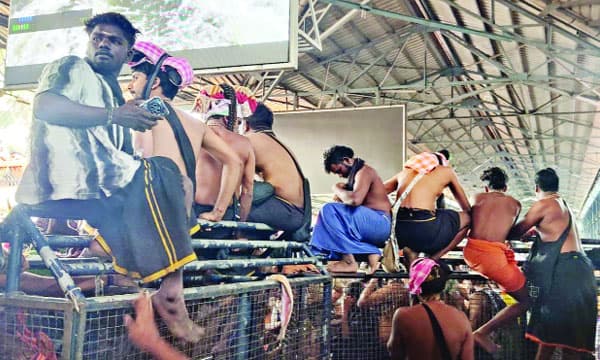 രണ്ടു ദിവസം കൊണ്ട് രണ്ടു ലക്ഷം തീര്ത്ഥാടകര്; ശബരിമല സ്പോട്ട് ബുക്കിംഗിന് ഇന്നുമുതല് നിയന്ത്രണം