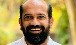 പഴയ തട്ടകത്തിലേക്ക് തിരിച്ചുപോക്ക് ; മുന് എംഎല്എ അനില് അക്കരെ പഞ്ചായത്തില് മത്സരിക്കുന്നു