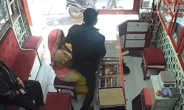 ഉപഭോക്താവെന്ന വ്യാജേന ജ്വല്ലറിയിലെത്തി, ഉടമ നോക്കിനില്ക്കെ മാലയുമായി കടന്നു: സിസിടിവി ദൃശ്യങ്ങള് പുറത്ത്