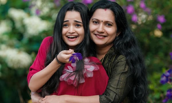 photo-www.facebook.com/meenakshiactressofficial/