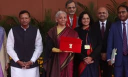 നിര്മ്മലാസീതാരാമന് പാര്ലെമന്റില്: കേന്ദ്രബജറ്റ് അവതരണം തുടങ്ങി