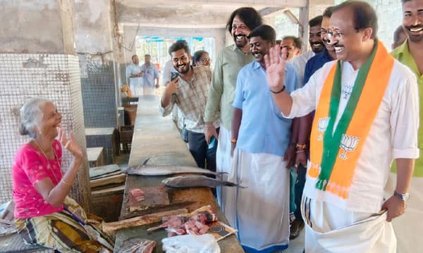 വി.മുരളീധരൻ ശ്രീകാര്യം മാർക്കറ്റിലെത്തി ; കച്ചവടക്കാർ പരാതിയുടെ ഭാണ്ഡമഴിച്ചു ; വ്യാപാരികൾ അനുഭവിക്കുന്നത് ദുരിത യാതന