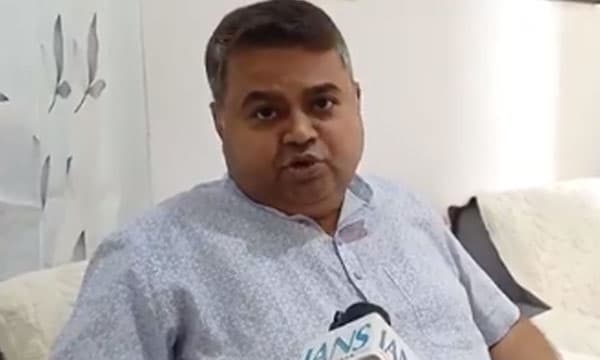 സീറ്റ് നല്കാന് കോടികള് വാങ്ങിയെന്ന് ആരോപണം : കെ.സി. വേണുഗോപാലിനും കൊടിക്കുന്നില് സുരേഷിനുമെതിരെ കേസ്