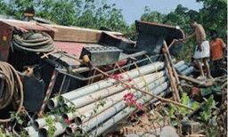കുഴല് കിണര് കുഴിക്കാനെത്തിയ ലോറി നിയന്ത്രണം വിട്ട് മറിഞ്ഞു: ഡ്രൈവറെ കാണാനില്ല: ആറുപേർക്ക് പരിക്ക്