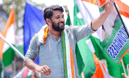 പത്തനാപുരത്തെ പോരാട്ടം ഉമ്മന്ചാണ്ടിയുടെ സ്മരണയും ദ്രോഹിച്ചവരും തമ്മില്: ഷാഫി പറമ്പില്