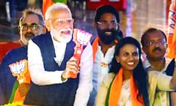 തിരുവല്ലയില് മോദിയെ സ്വീകരിച്ചത് 200 കിലോയുടെ താമരമാലയിട്ട് ; ക്രിസ്റ്റലില് നിര്മിച്ച ഫെങ്ഷൂയി താമര പേപ്പര്വെയ്റ്റും സ്വന്തമാക്കി