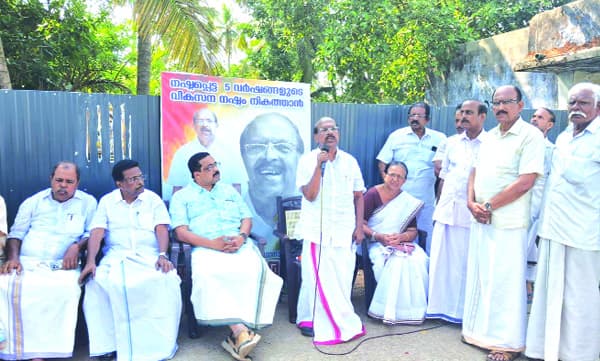 സ്വാര്ഥ താല്പര്യത്തിനായി വി.എസിനെ
ദുരുപയോഗം ചെയ്യുന്നു: ജി. സുധാകരന്