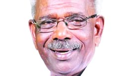 പിന്ഗാമിയായി വന്ന്
മുന്ഗാമിയായി പടിയിറക്കം;
ചരിത്രമെഴുതി എം.എം. മണി