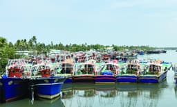 പാചകവാതക സിലിണ്ടര്ക്ഷാമം; യന്ത്രവത്കൃത മത്സ്യബന്ധന മേഖലയ്ക്കു തിരിച്ചടി