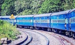 'അറ്റൻഷൻ പ്ലീസ്': പാട്ടു കേൾക്കാൻ ഹെഡ്ഫോണ് ദയവായി ഉപയോഗിക്കുക; യാത്രക്കാരോട് ഇന്ത്യൻ റെയിവേ