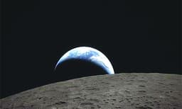 'ഹലോ ചന്ദ്രനില്നിന്നാണ്'