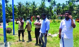 പാടശേഖരത്തില് പരസ്യ ബോര്ഡ് സ്ഥാപിക്കാന്
ശ്രമം: പഞ്ചായത്ത് അധികൃതര് തടഞ്ഞു