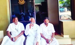 പോലീസ് കൊണ്ടുപോയ യുവാക്കളെ കുറുക്കോളിയെത്തി മോചിപ്പിച്ചു