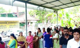 കൊടുംചൂടിലും തളരാതെ ജനങ്ങള് വോട്ട് രേഖപ്പെടുത്തി