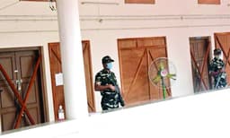 മലപ്പുറത്ത് സ്ട്രോങ് റൂം തുറക്കാന് കലക്ടറുടെ ഉത്തരവെന്ന്; വിവാദം