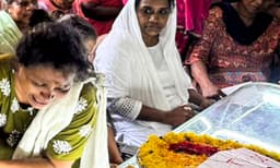 ‘ഞങ്ങള് എന്ത് പ്രാര്ത്ഥിച്ചോ അത് നടന്നില്ല’; നിതിന്റെ അമ്മയെ ആശ്വസിപ്പിക്കാന് സിദ്ധാര്ഥന്റെ അമ്മ; പഠിക്കാന്വിട്ട മക്കള് ചേതനയറ്റ ശരീരമായി മടങ്ങി