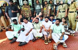 ആരോപണ വിധേയനായ അധ്യാപകനെ കോളജില് നിന്നും പുറത്താക്കണം: പി.എസ് സഞ്ജീവ്