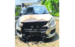 നിര്ത്തിയിട്ട കാറിന് തീപിടിച്ചു