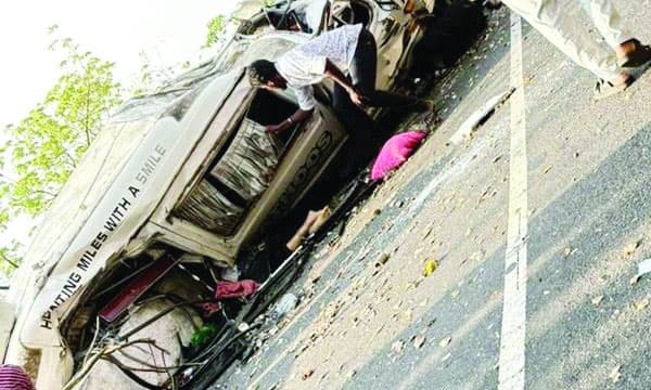 നൊമ്പരമായി ആ ചിത്രം; ഹെയര്പിന്നില് വാഹനത്തിന്റെ നിയന്ത്രണം നഷ്ടമായി ; 13-ാം വളവില്നിന്ന് മറിഞ്ഞ ട്രാവലര് പതിച്ചത് 9-ാം വളവിലേക്ക്