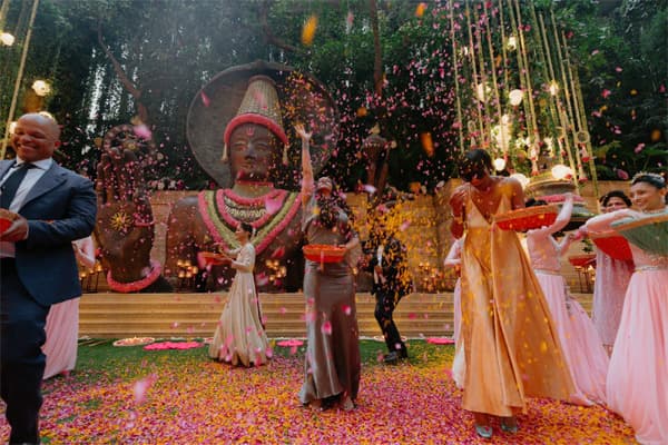 അംബാനി കുടുംബത്തിനൊപ്പം ആഘോഷങ്ങളിൽ ആറാടി റീഹാന; വൈറലായി ആന്റിലിയയിലെ ദൃശ്യങ്ങൾ!