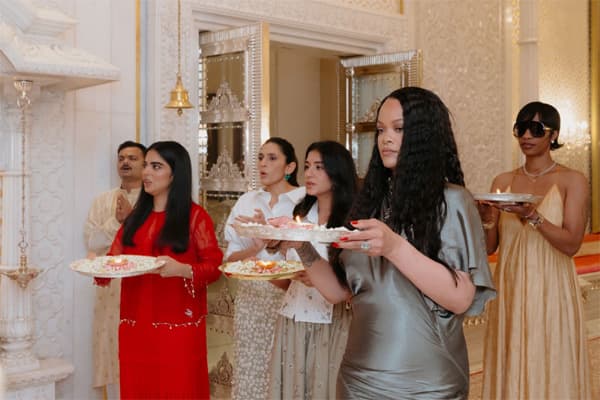 അംബാനി കുടുംബത്തിനൊപ്പം ആഘോഷങ്ങളിൽ ആറാടി റീഹാന; വൈറലായി ആന്റിലിയയിലെ ദൃശ്യങ്ങൾ!