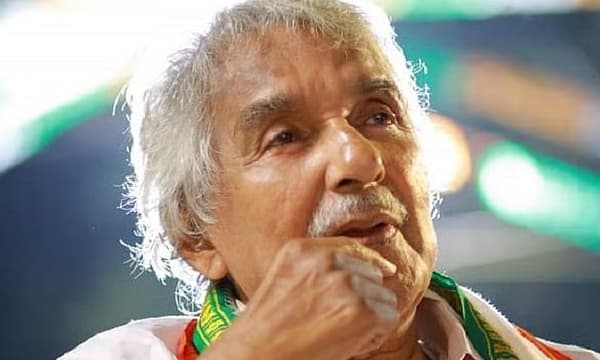 ഉമ്മൻചാണ്ടിയുടെ ഫ്ലക്സ് കീറിയെറിഞ്ഞതു ഇടതുപക്ഷമോ കോൺഗ്രസ് അണികളുടെ അത്യാവേശമോ?